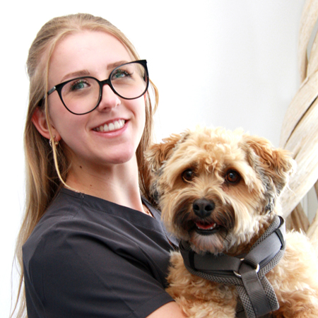 Niki Schmölz mit Hund